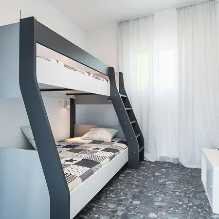 Avra Vacation * Торони